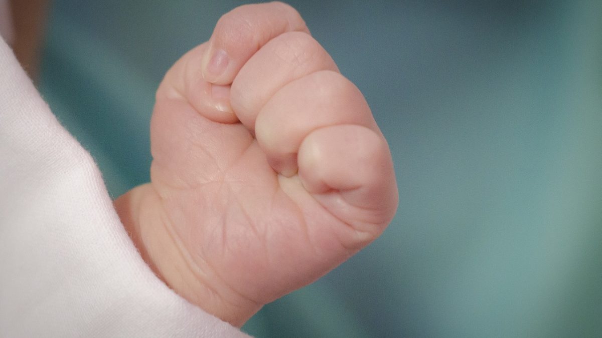 為什麼新生兒會緊握拳頭?‏